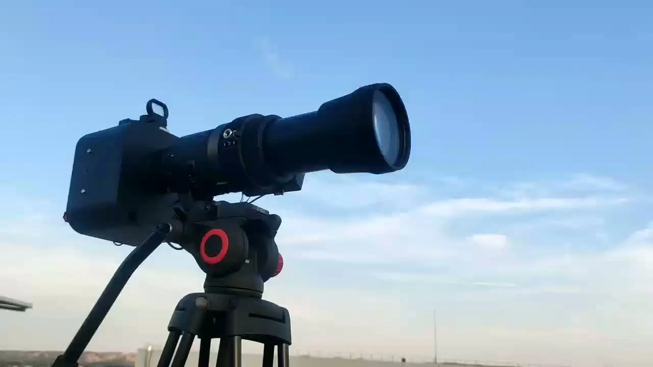 Le CSHR pointé sur une scène lointaine, soleil rasant dans l'objectif.